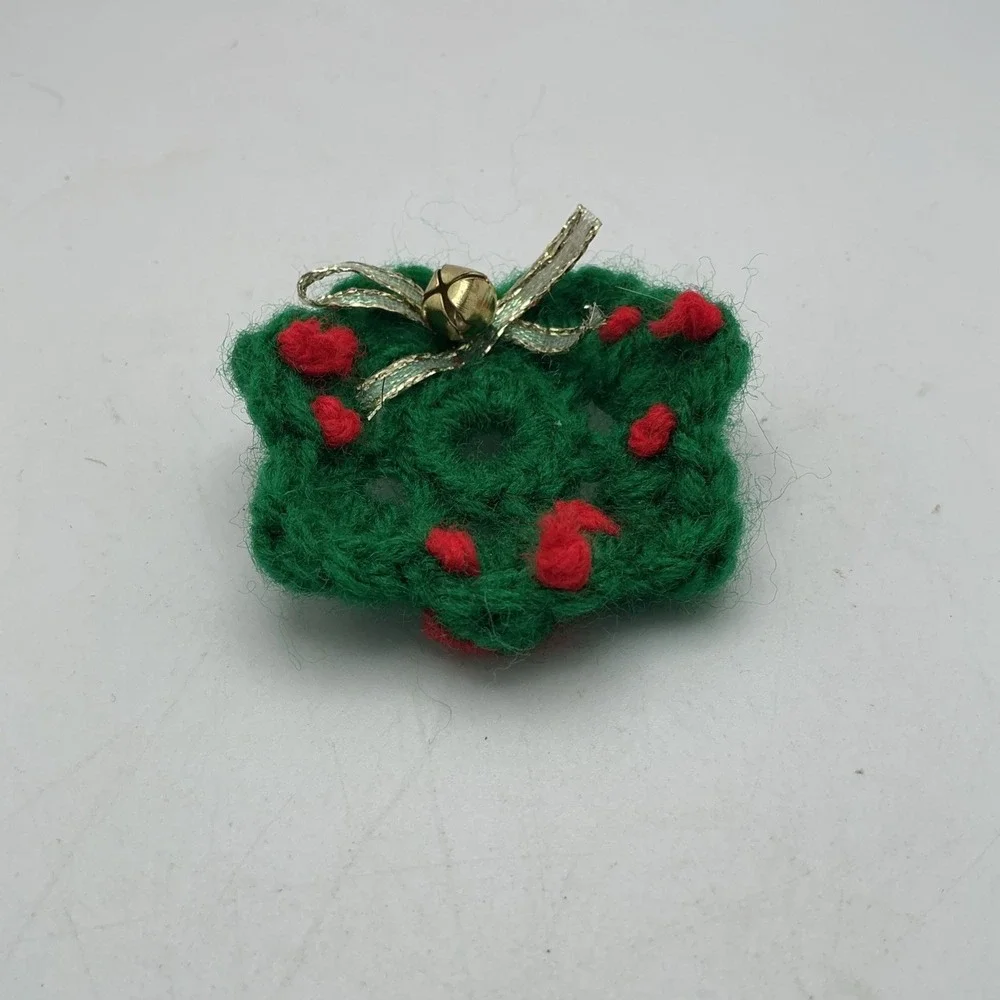 Small Lot of‎ 8 Vintage Christmas Santas and Ornaments